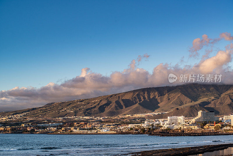 美丽的Playa de Las America的城市景观与火山景观特内里费，加那利岛，西班牙-股票照片